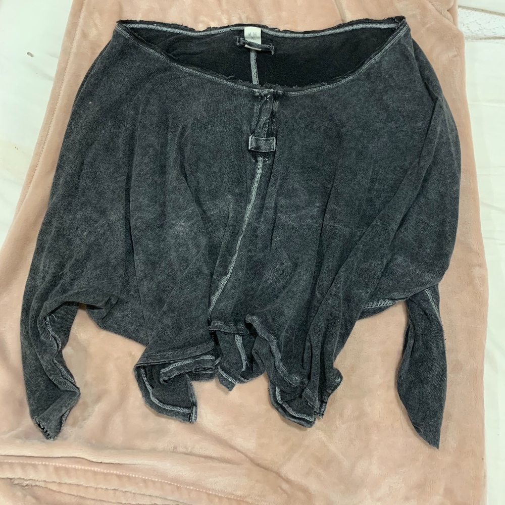 Black wide neck Free People quarter sleeve top!